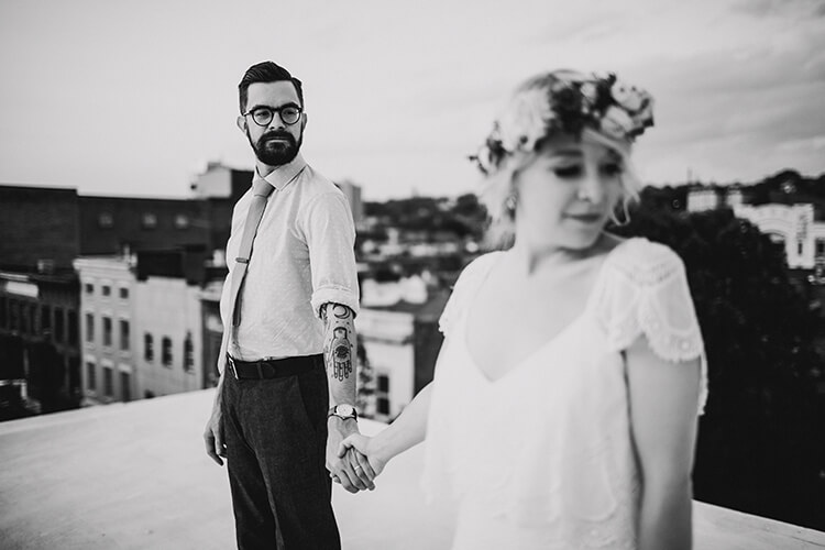 bride_and_groom_on_rooftop_in_new_york_city